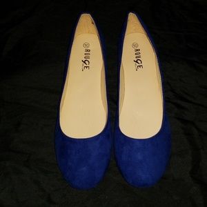 Round toe flats